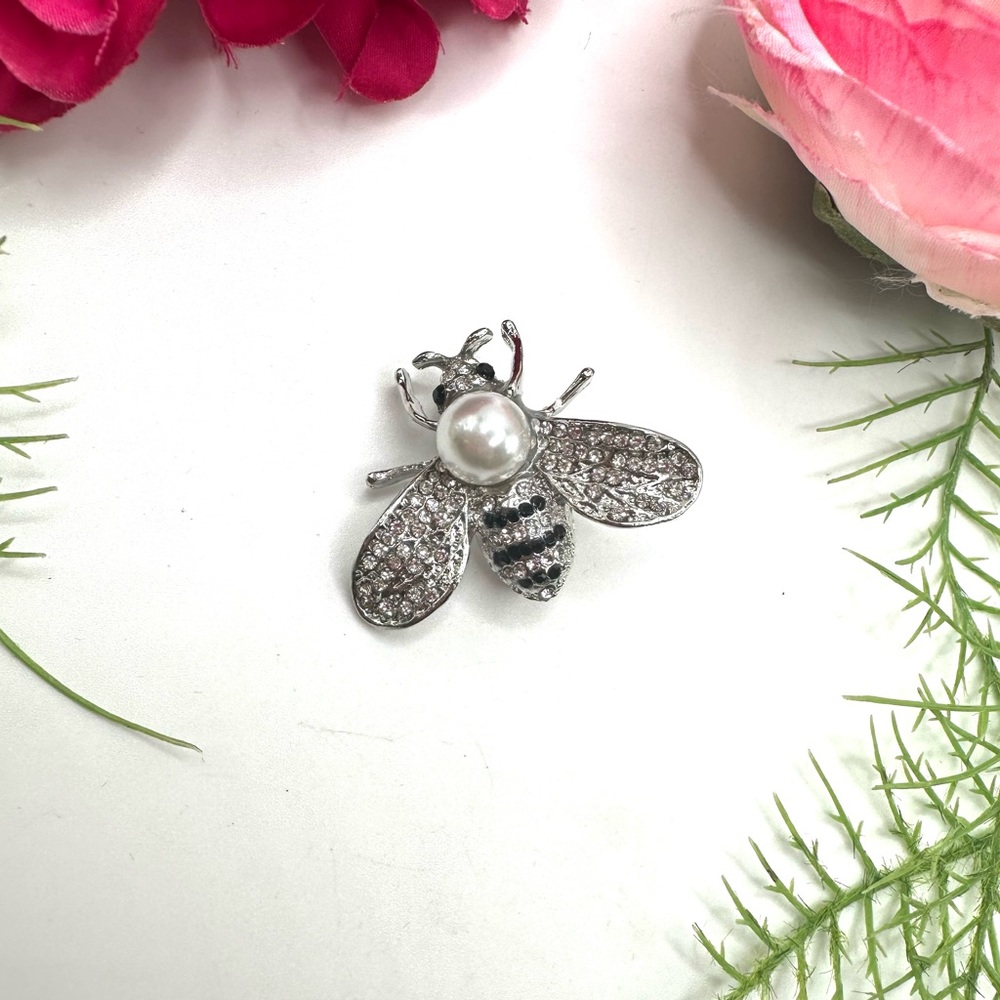 NEW⚜️Bumble Bee Crystal Embellished Brooch